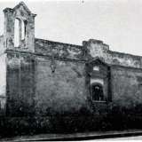 Un�epigrafe porta la data di erezione dell�edicola: 1894. E� l�anno in cui fu fondata anche l�omonima chiesetta che inglobava l�edicola, ora scomparsa. Una vecchia foto di inizio Novecento ce la mostra con un campanile a vela e questo grande altarino, quasi un tempietto, inserito in un muro di forma rettangolare