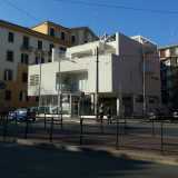 La palazzina bianca in viale della Repubblica che nel 2011 � sorta al posto della bottega Aceto 