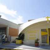 Nell�adiacente rione di Fesca si trova invece il  recentissimo prefabbricato-tendone della chiesa Ges� di Nazareth, inaugurata nel 2002 in via Romito