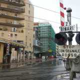 Il passaggio a livello con semibarriere di via Oberdan 