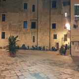 Una foto di piazza Incuria: qui secondo la leggenda abitava l'amata del Carabiniere senza cape