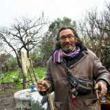 Piero, ha 51 anni ed � un omone alto e ben piazzato, ricoperto di tatuaggi, anelli, bracciali e con la barba e i lunghi capelli completamente grigi