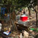Giardino tra virgolette perch� se � vero che l�abitazione � circondata da piante e alberi qui a dominare sono i rifiuti e mille oggetti tra i pi� disparati rinvenuti in varie discariche