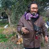 Piero non vuole mostrarci l�interno della vecchia casa in cui si � accampato, se ne vergogna, cos� rimaniamo nel �giardino� all�esterno, popolato dai suoi inseparabili cani