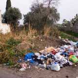 Anche la strada di campagna che conduce alla sua casa � piena di rifiuti, oggetti abbandonati e vetri rotti