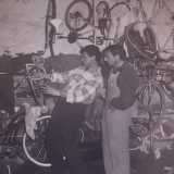Un'altra foto presente nell'officina di Pinuccio: lui � a destra e si trova nella storica bottega del padre. Siamo negli anni 80