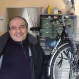 Il 59enne Pinuccio Aceto, figlio di Domenico, continua ancora oggi a riparare biciclette 