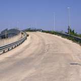 Il ponte che sorge nei pressi di San Giorgio, collegando la fine del lungomare a sud di Bari con la complanare della statale 16. E� praticamente inutilizzato: privo di segnaletica, sbuca in via Pantaleo, una viuzza seminascosta 