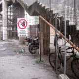 Il cantiere - visto da sinistra: moto e bici