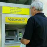 Il signor Pasquale Aiuola mentre aspetta che torni la corrente elettrica davanti al postamat dell'ufficio postale di Santo Spirito, per poter avere le banconote richieste e rimaste bloccate dalla sospensione di energia elettrica