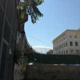 Corso Italia qui cessa di esistere, davanti a un muro e a un cancello che segnano l�inizio del groviglio di binari