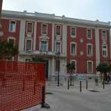 Restano ancoro alcuni segni della recinzione del cantiere