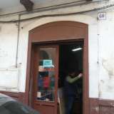 Ci imbattiamo in alcune storiche botteghe e negozi, come la legatoria Colucci, attiva dal 1970 e oggi gestita da Gianluigi e da sua moglie