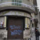 Il vecchio cinema Odeon in via re David, chiuso da anni. Del cinema rimane per� la triste insegna, a ricordare i tempi in cui non c�erano le multisale e i film si potevano gustare �sotto casa�