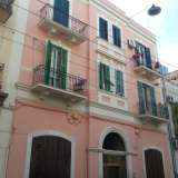 Ci troviamo circondati da antiche e basse palazzine di uno, due, al massimo tre piani, sorte una accanto all�altra. Sono diversissime e variopinte, nei diversi toni pastello dal pagliericcio al rosso, con balconcini infiorati e persiane verdi