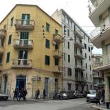 Lasciamo per ora via Re David per girare a destra su via Maria Cristina di Savoia. Ci immergiamo immediatamente nel reticolato fitto e angusto delle strade che caratterizzano il rione