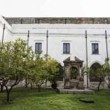 Spiccano l�agrumeto e il pozzo in pietra su cui era posta la statua in pietra calcarea di Santa Caterina...