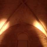 ...con la volta gotica a crociera e arco acuto e i costoloni delle quattro unghie che insistono su sottili colonne e capitello con volute