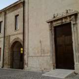 La facciata in pietra � in stile romanico e presenta un portale in legno inquadrato in una cornice rettangolare