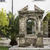 Il pozzo pur consumato dal tempo mantiene un certo fascino: nella parte centrale un'apertura ad arco � inquadrata da quattro colonne in stile dorico su cui poggia la trabeazione superiore
