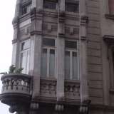 Lo spettacolare balcone angolare del palazzo Borrelli, a �bovindo�, sporge su via Capruzzi: sembra la guglia della prua di una nave che solca il mare tuffandosi nel maestrale che spira sulla citt�