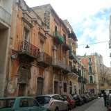 Raggiungiamo la parte pi� antica del rione, svoltando a sinistra nella stretta via Giuseppe De Nittis. 
Qui troviamo palazzine vecchissime, alcune anche abbandonate