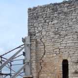 La lesione della parete del muro a sud che ha richiesto il puntellamento di sicurezza
