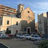 Il nostro percorso parte dalla �banchina�, il grande piazzale antistante il Castello Normanno Svevo oggi adibito a parcheggio. Qui si affaccia la chiesa di Santa Chiara, che si presenta con la sua facciata cuspidata in pietra non imbiancata come prevede il sobrio stile francescano