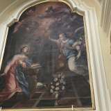 Le otto cappelle laterali custodiscono i pezzi pi� pregiati: tele di periodo rinascimentale di scuola veneta e napoletana e di imitazione caravaggesca. Tra quelli pi� preziosi: un�Annunciazione di Nicola Gliri...