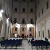 Approfittando di una manifestazione musicale riusciamo a entrare nel chiostro del monastero, recentemente ristrutturato. Si tratta di uno spoglio spiazzale circondato da un porticato e sul quale si affacciano le finestre e i balconcini delle celle del convento