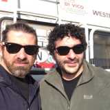 Da sinistra: Lorenzo Scaraggi e Peppino Guardapassi i due baresi che hanno deciso di fare il giro del mondo in 100mila chilometri, a bordo del Vostok, un camper del 1982, orientandosi con le carte stradali