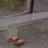 Sulla panchina c'� chi si cambia le scarpe e le abbandona l�