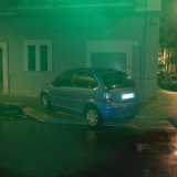 Un'altra auto lasciata sullo scivolo in via Carnia di sera, quando i vigili sono fuori servizio