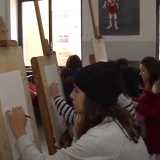 Alcuni studenti durante la lezione di anatomia artistica. I cavalletti da disegno sono troppo vicini l'uno all'altro e i ragazzi non hanno neanche lo spazio per  lavorare