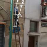 Mentre monta le luminarie