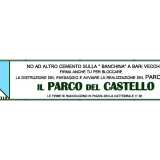 Lo striscione che sar� affisso al cancello del cantiere: c'� anche il logo di Barinedita