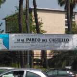 Lo striscione davanti al cantiere