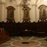Sulla parete circolare gli affreschi degli apostoli sono sormontati dagli stemmi di alcuni vescovi di Bari
