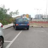 Durante le ore pi� trafficate molte auto aggirano il blocco rasentando il bordo del marciapiede 