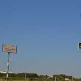 Sulla sommit� del palo di via La Pira, nella pericolosa zona 45 del quartiere Japigia di Bari, la telecamera della Polizia di Stato appare danneggiata e la cassettina svuotata del suo contenuto elettronico