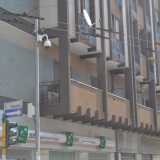 Una telecamera della Polizia di Stato in via Pasubio: si distingue per la semisfera posta in alto e la vistosa cassettina a met� altezza