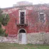 La facciata di Villa Giustiniani con il portone murato