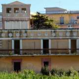 Villa Rosa, imponente costruzione dal delicato color rosa pastello voluta nel 1950 dal facoltoso commerciante di abbigliamento Giovanni Mercoledisanto per soggiornarvi durante le vacanze