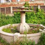 Tornati al pian terreno scopriamo che la parte posteriore del giardino nasconde una grande fontana in pietra