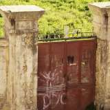 L�area � circondata da spesse mura alte circa quattro metri, interrotte solo da un arrugginito e imbrattato cancello in ferro rosso, su cui spiccano le sagome delle lettere che compongono la dicitura �Villa Rosa�, con le iniziali del nome del proprietario �G.M.�