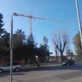 La gru e i lavori visti dalla strada