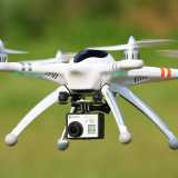 Spesso i droni sono equipaggiati con una fotocamera