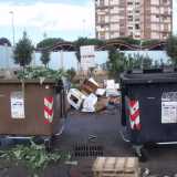 Zona ecologia. Cassonetti semivuoti e rifiuti a terra