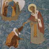 lungo le pareti si inseguono scene della vita di San Nicola che si intrecciano a personaggi della storia russa. Un motivo floreale nei toni pastello del beige e del verde salvia profila ogni scena, cingendo l'attaccatura dei grandi lampadari e donando unit� e armonia al tutto