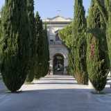 Non ci resta ora che dirigerci al cimitero monumentale. S� perch� anche al camposanto sta statue, lapidi e cappelle, � facile scorgere altri rimandi al mondo massonico
